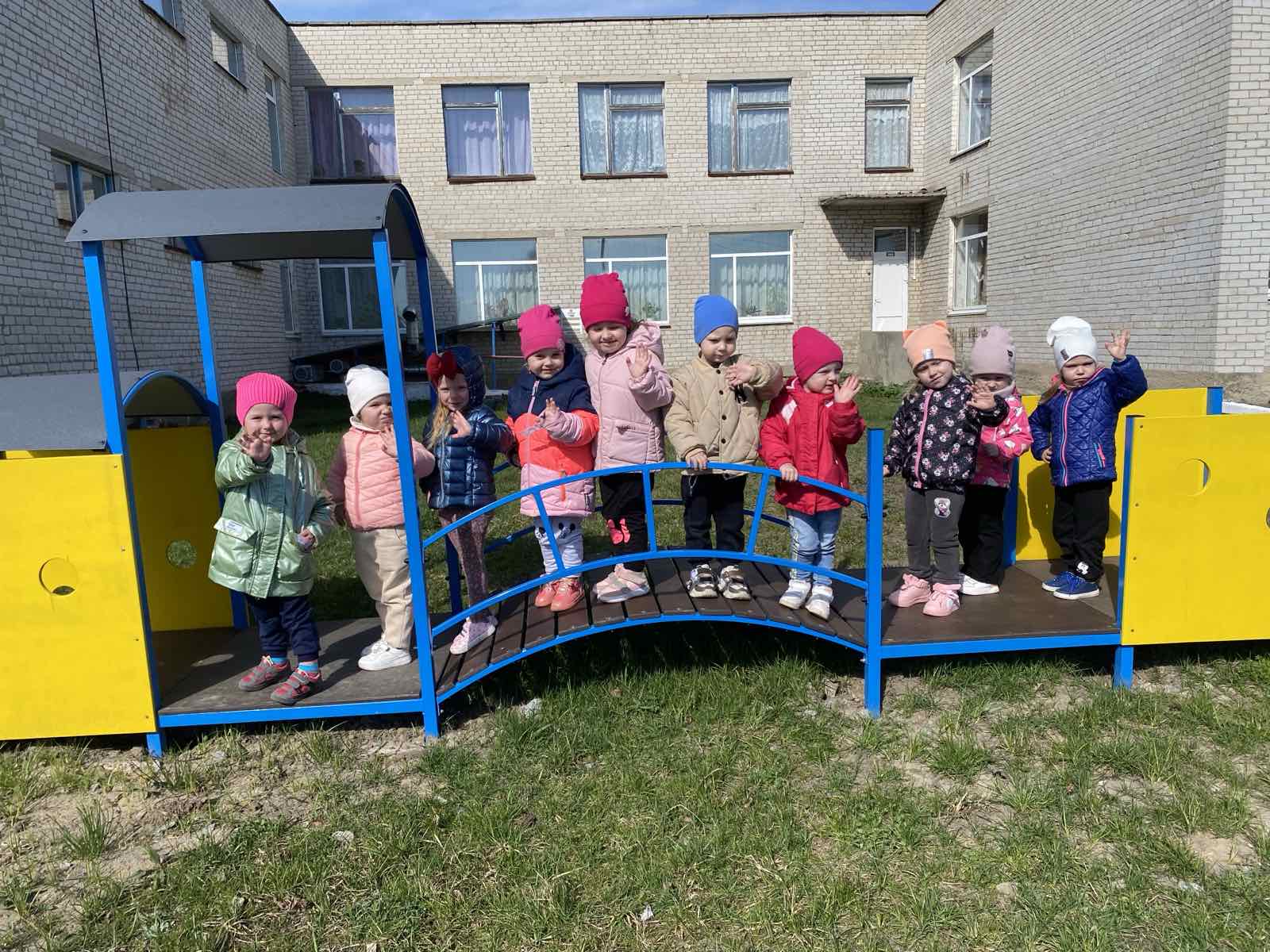 Діти на прогулянці Діти на прогулянці